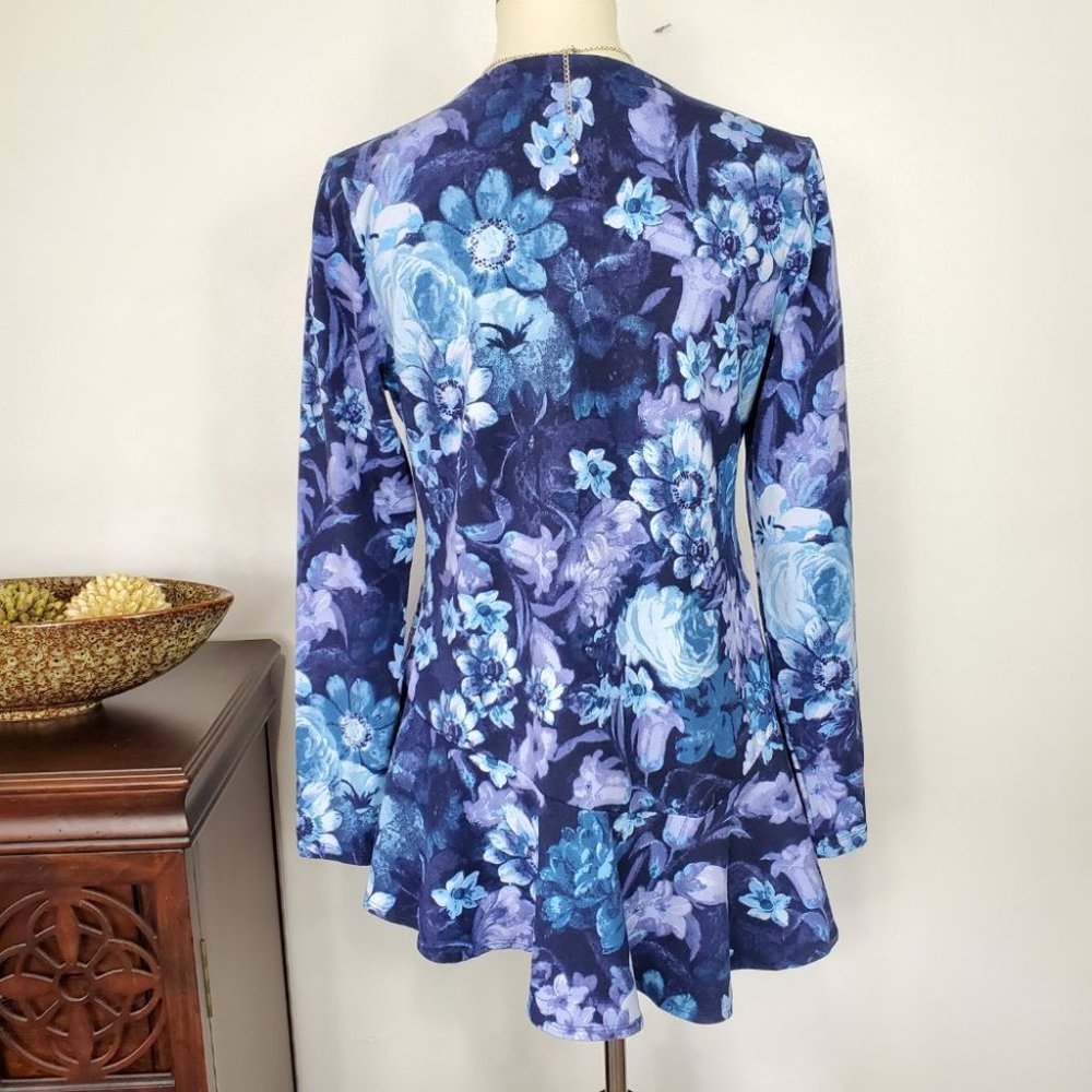 Isaac Mizrahi Blue Purple Floral Top Asymmetrical Hem NWOT Size S - Picture 6 of 8